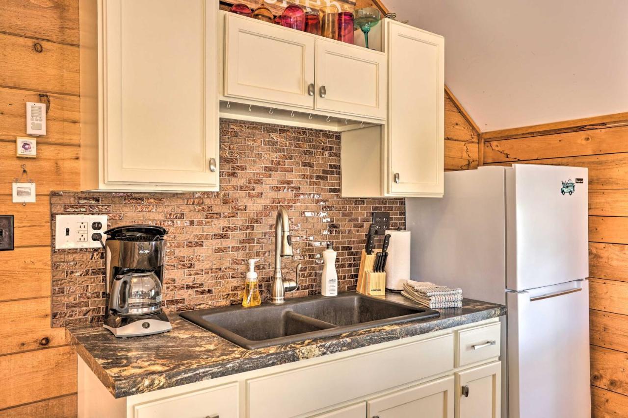 Quaint Studio With Shared Beach Walk To Suttons Bay Bagian luar foto