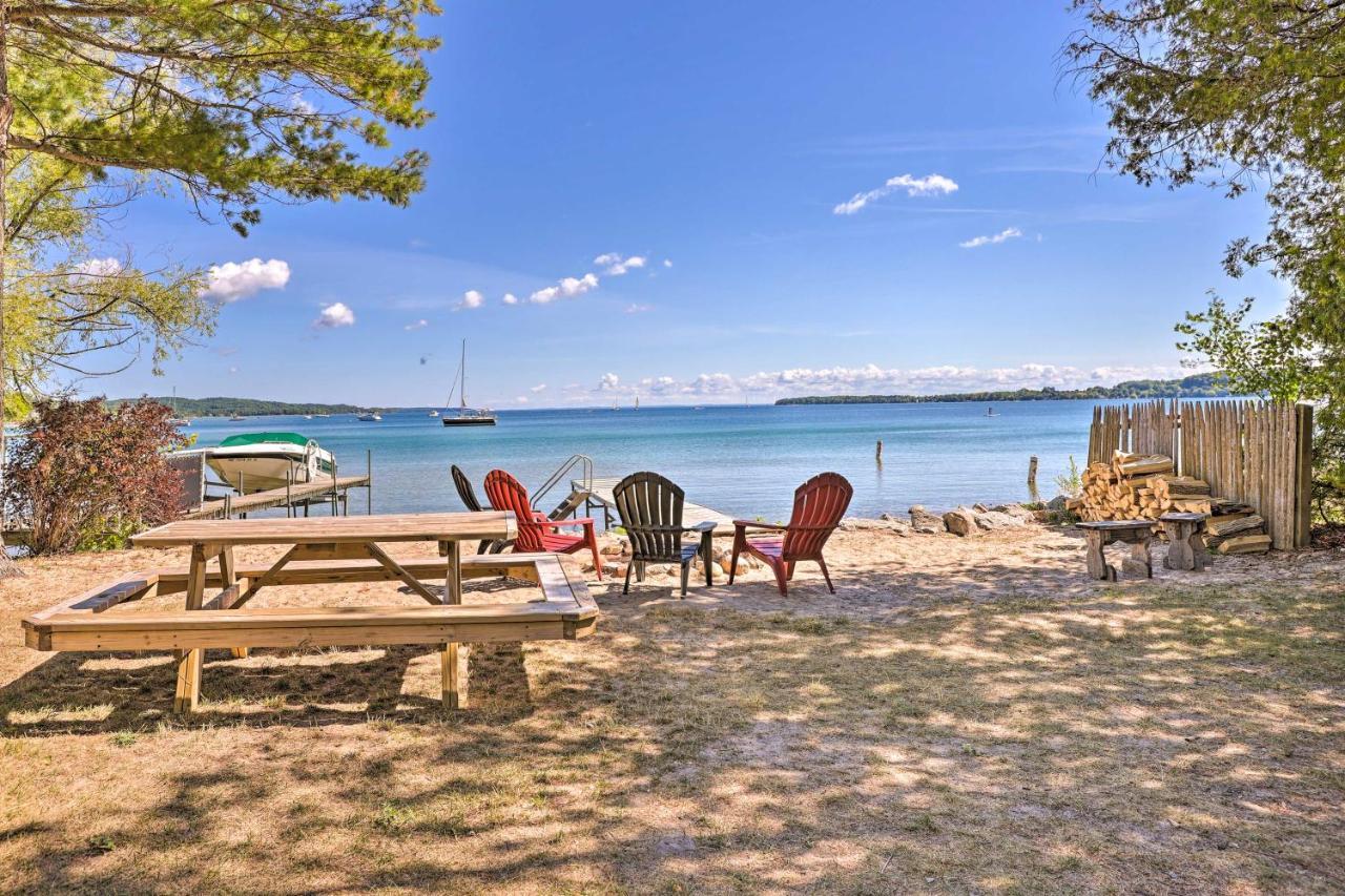Quaint Studio With Shared Beach Walk To Suttons Bay Bagian luar foto