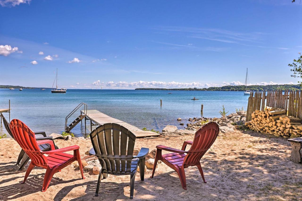 Quaint Studio With Shared Beach Walk To Suttons Bay Bagian luar foto