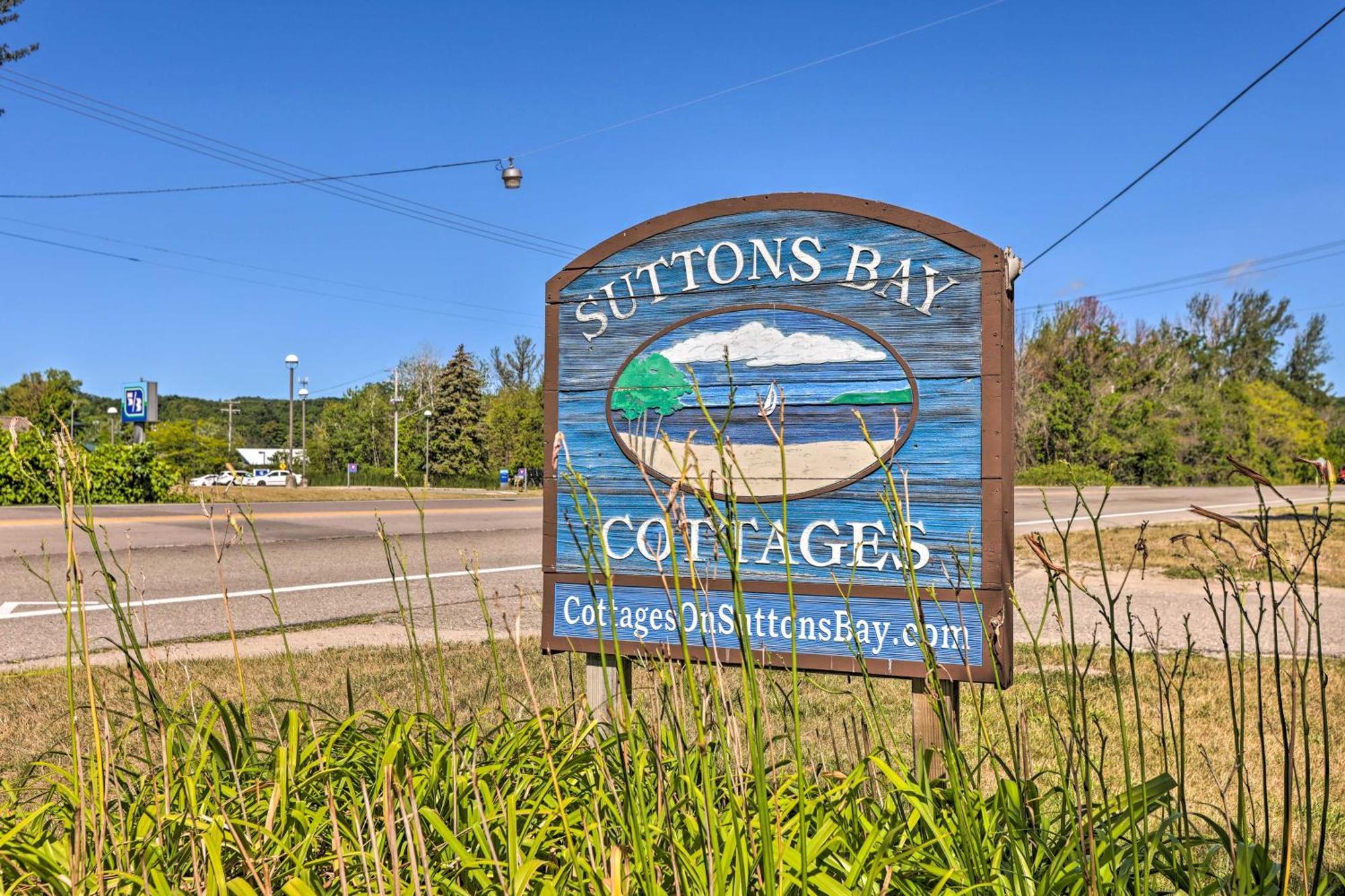 Quaint Studio With Shared Beach Walk To Suttons Bay Bagian luar foto